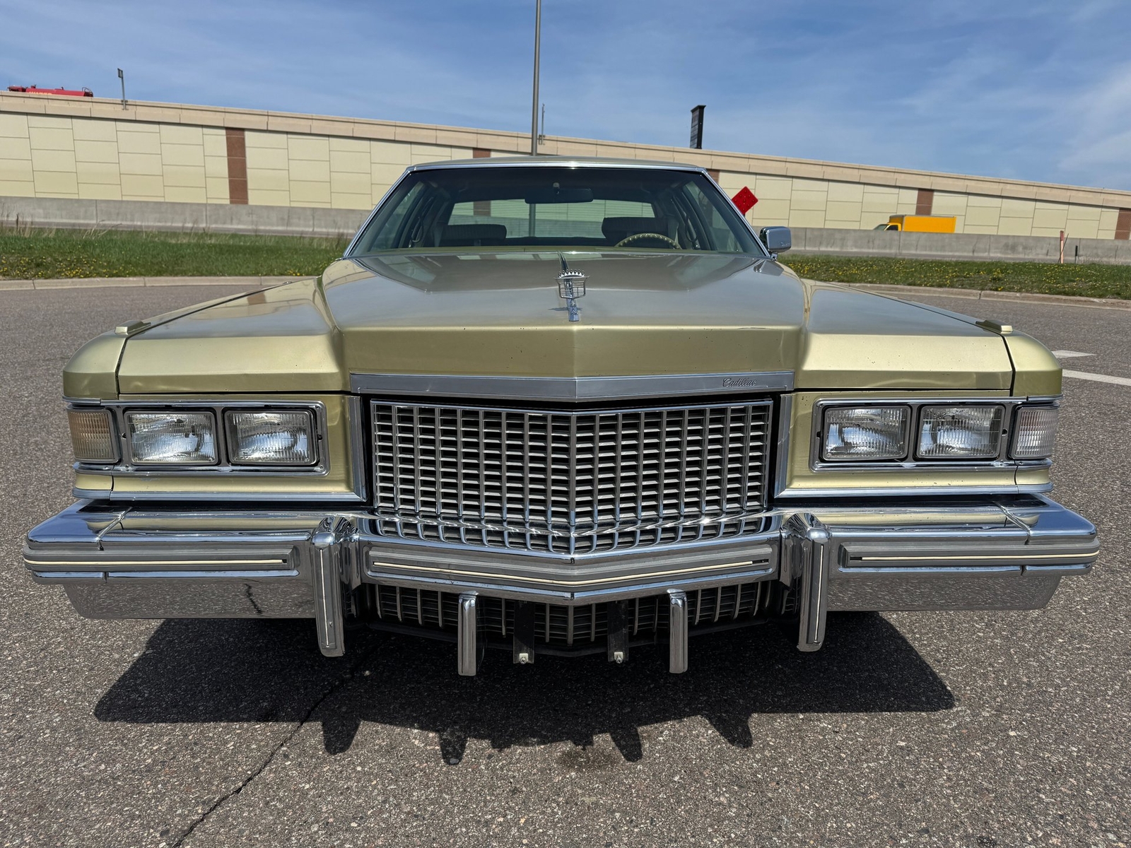 Cadillac-Coupe-DeVille-1975-Coupe-8