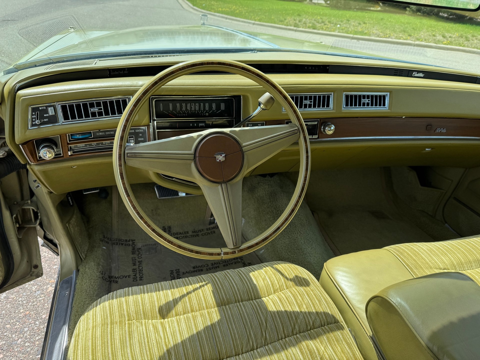 Cadillac-Coupe-DeVille-1975-Coupe-9