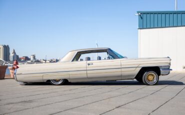 Cadillac-DeVille-1964-Coupe-2