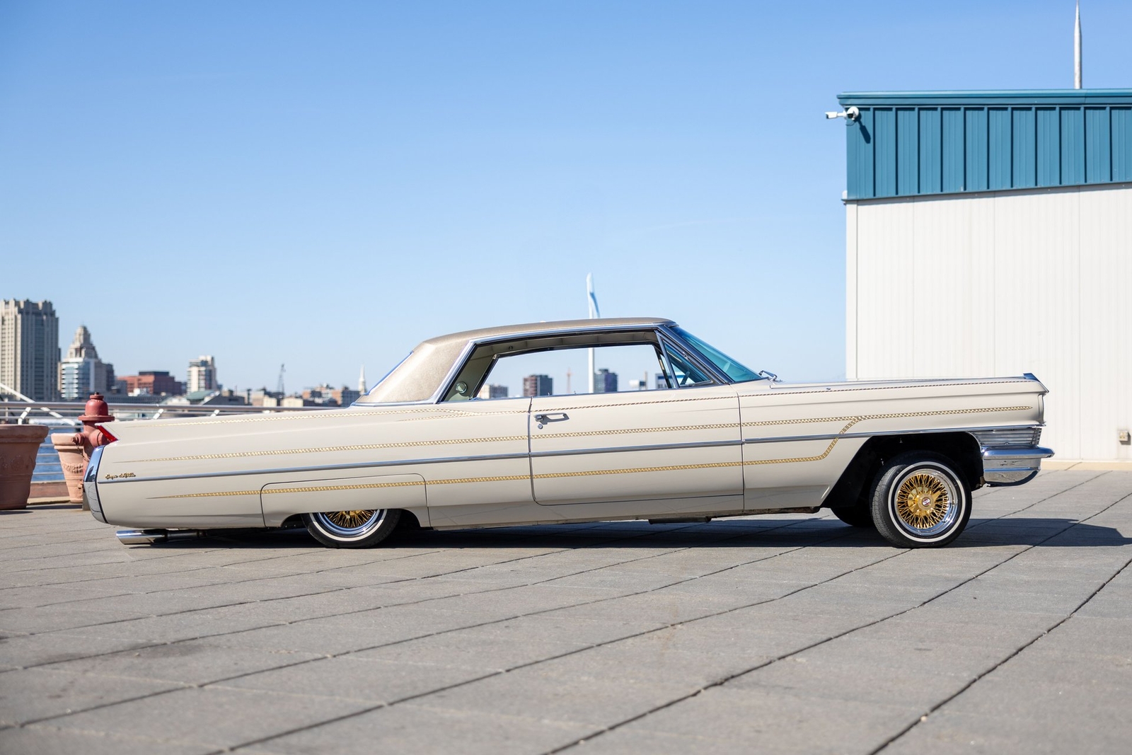 Cadillac-DeVille-1964-Coupe-2