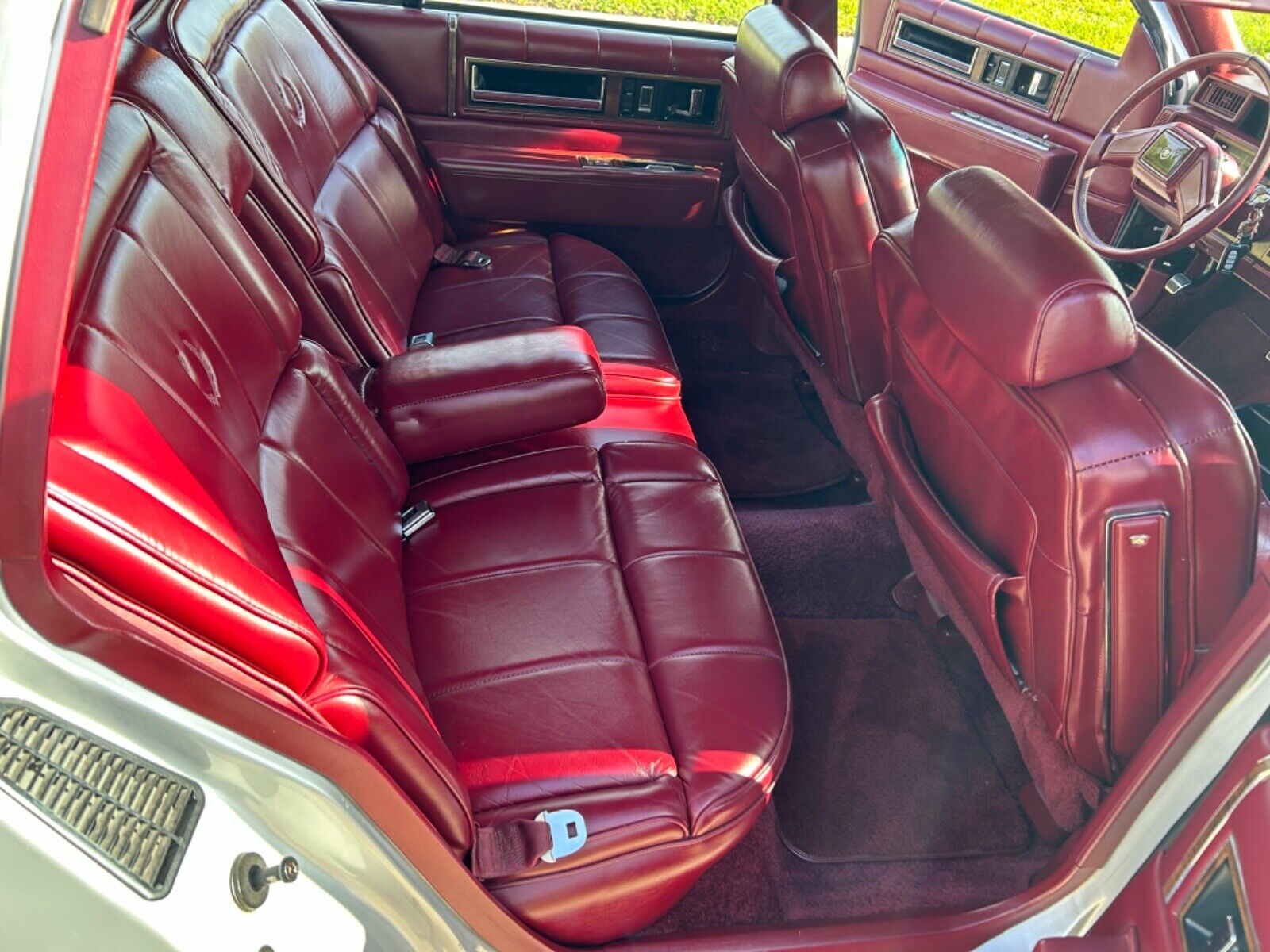 Cadillac-DeVille-1987-Sedan-10