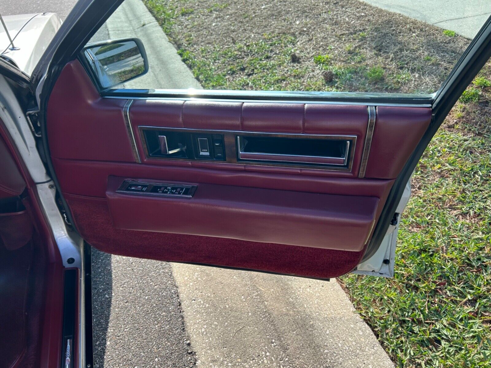 Cadillac-DeVille-1987-Sedan-11