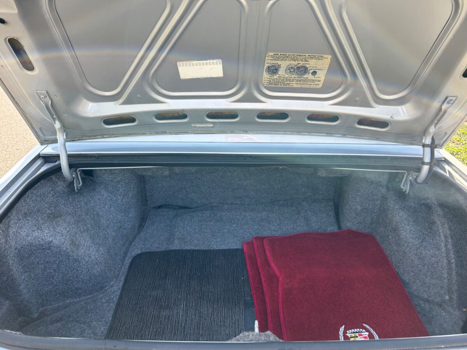 Cadillac-DeVille-1987-Sedan-20