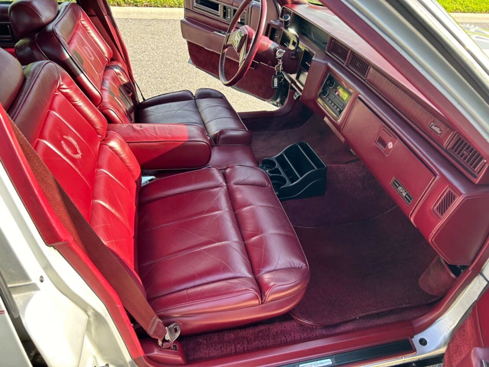 Cadillac-DeVille-1987-Sedan-23