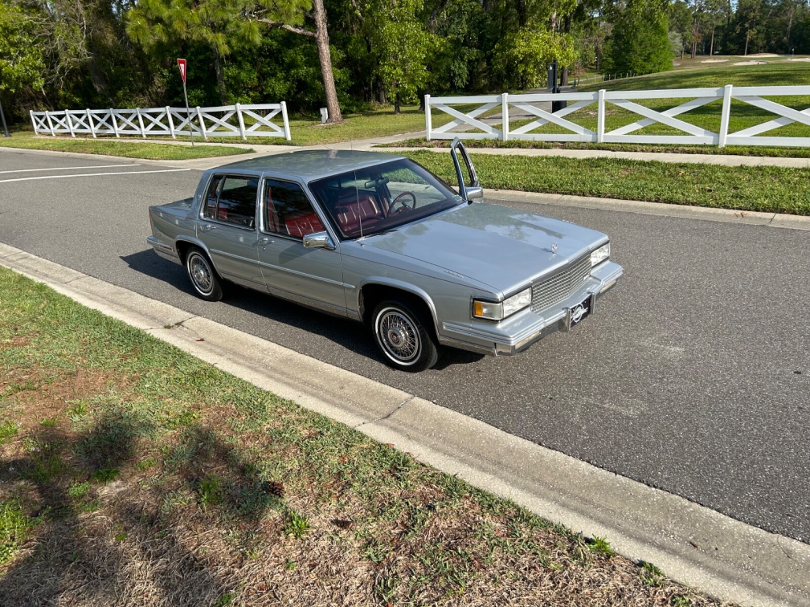 Cadillac-DeVille-1987-Sedan-24
