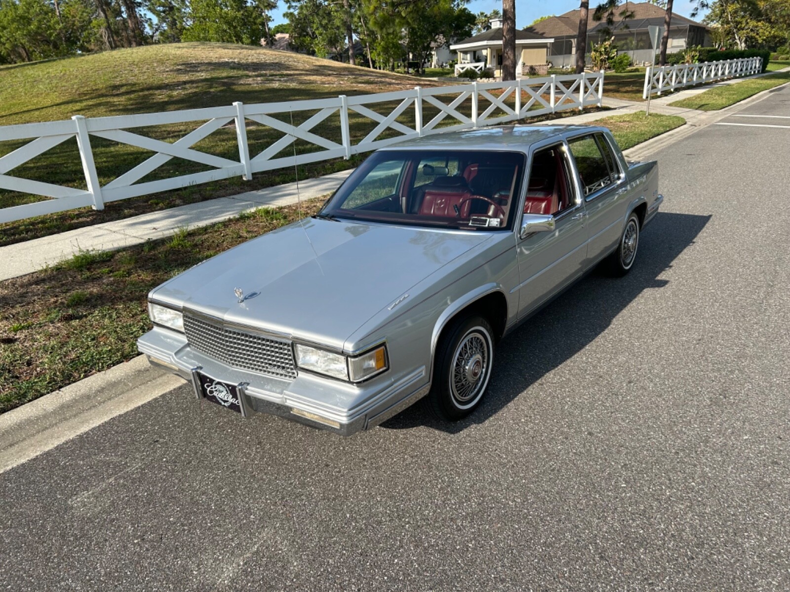 Cadillac-DeVille-1987-Sedan-25