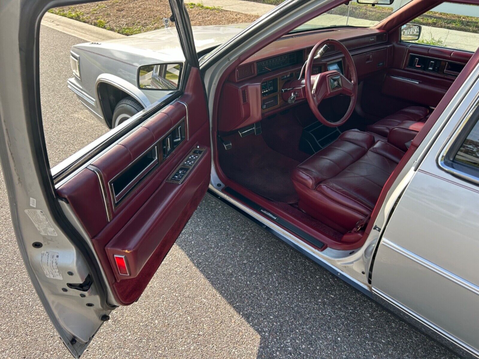 Cadillac-DeVille-1987-Sedan-27