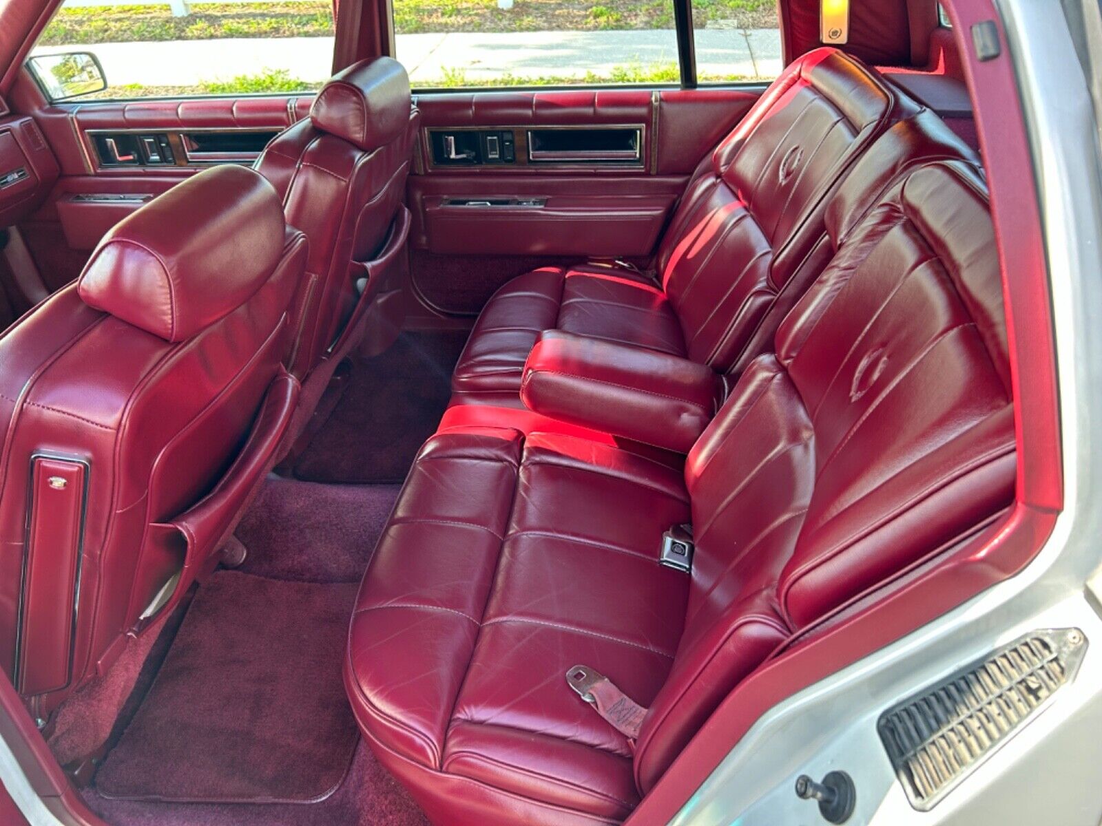 Cadillac-DeVille-1987-Sedan-3