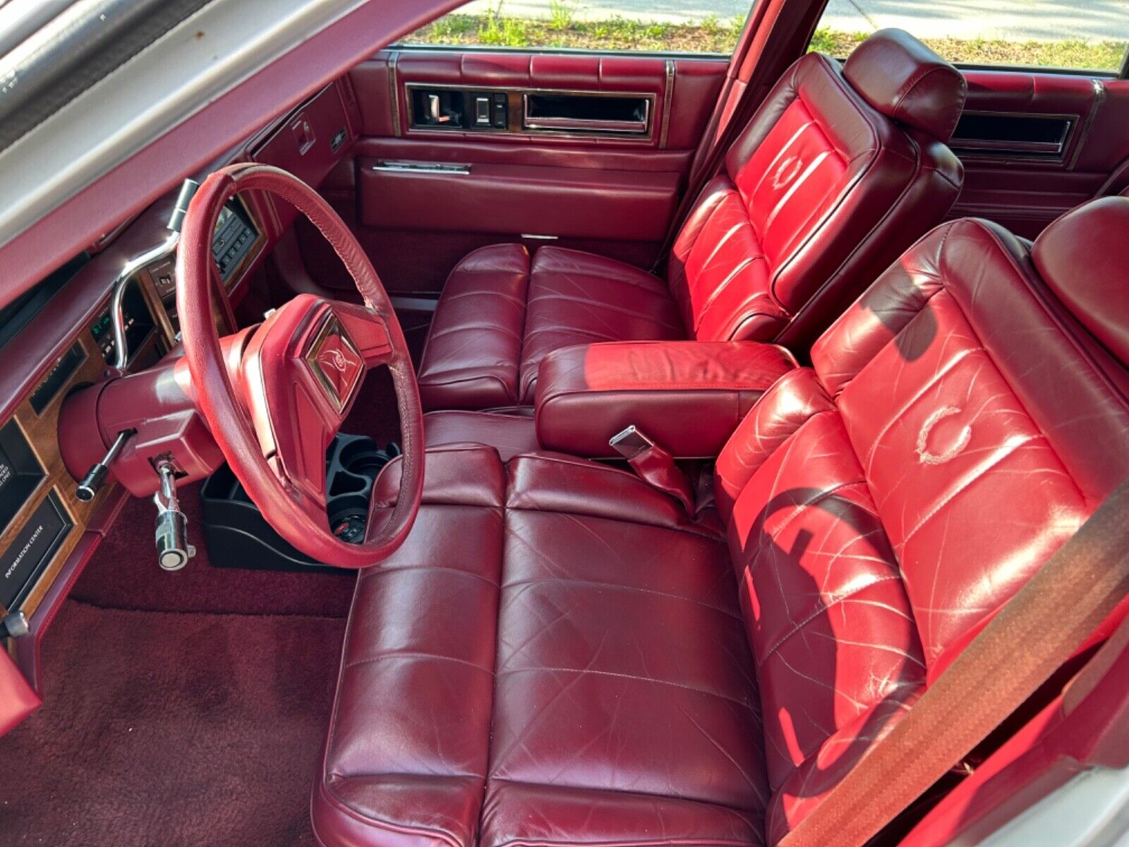 Cadillac-DeVille-1987-Sedan-32