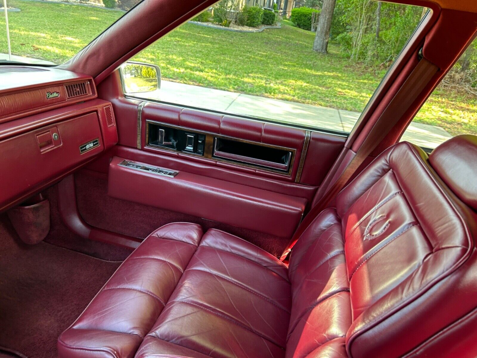 Cadillac-DeVille-1987-Sedan-35
