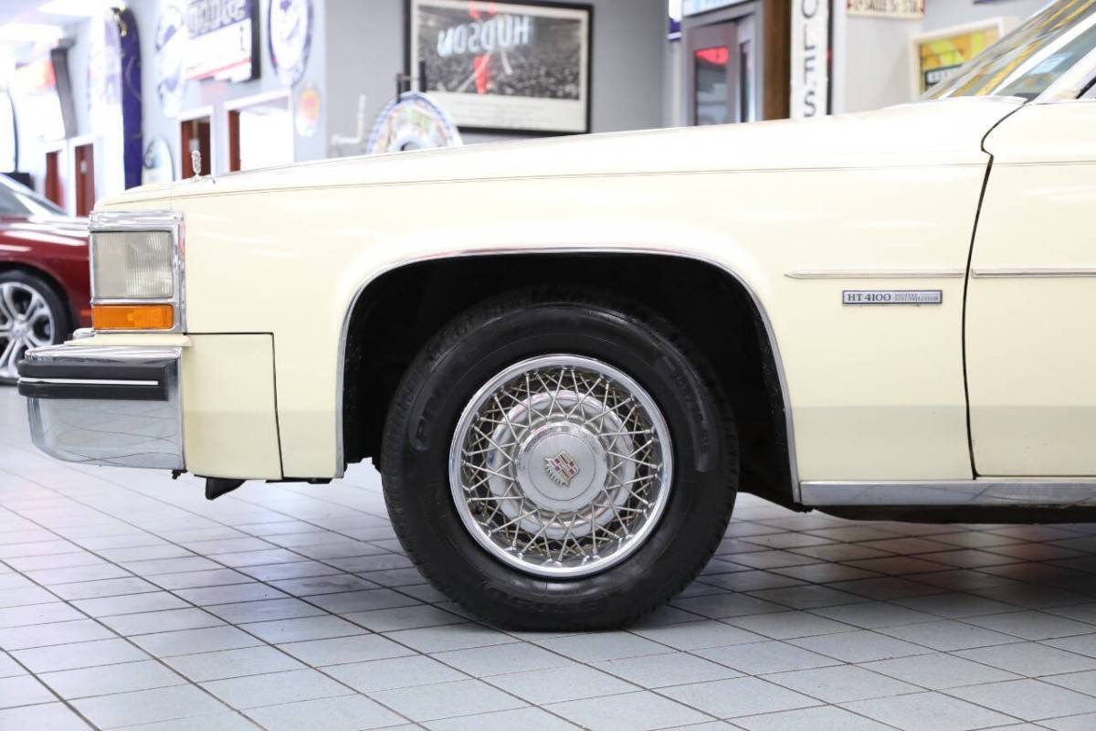 Cadillac-Deville-base-2dr-coupe-1983-10