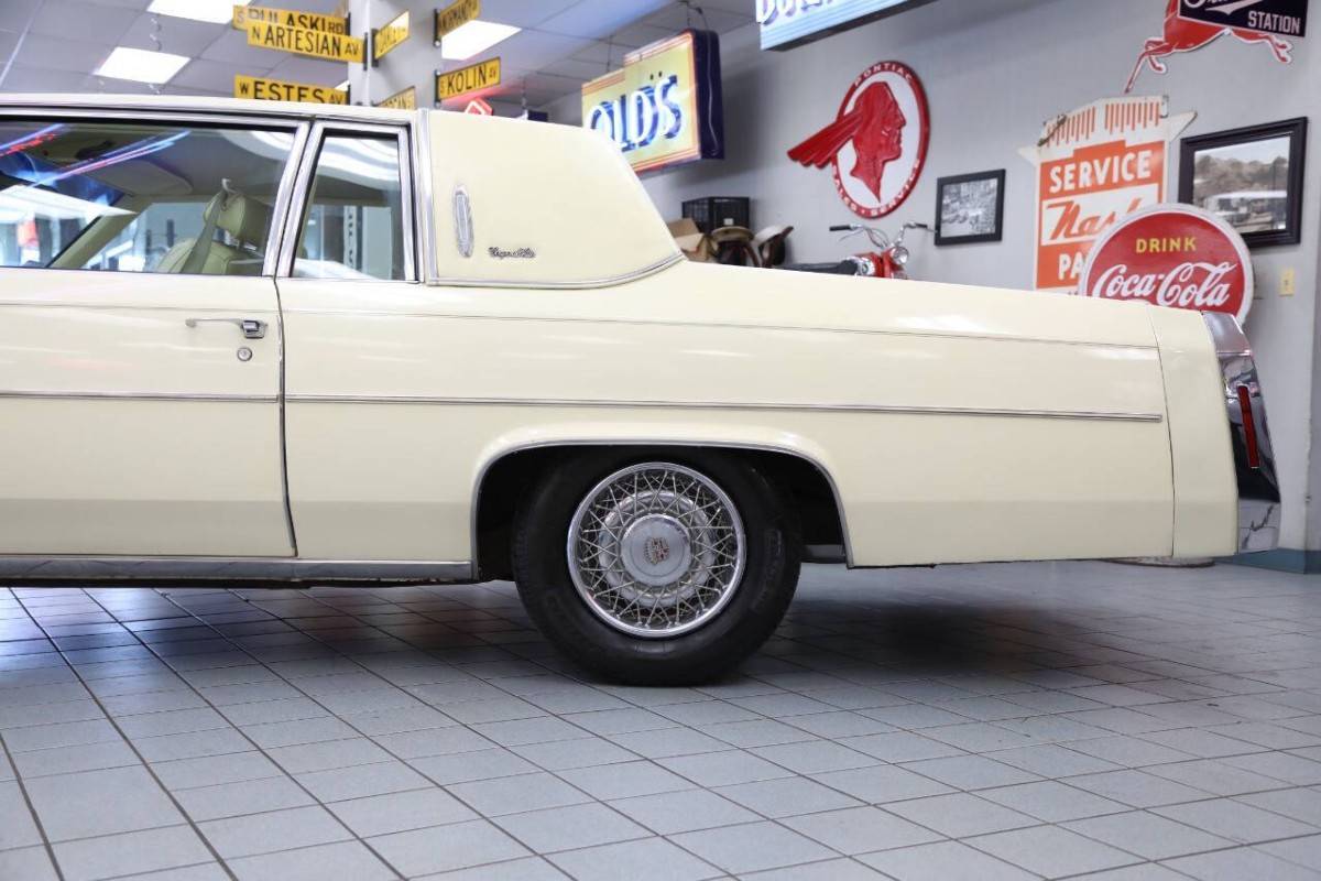 Cadillac-Deville-base-2dr-coupe-1983-11