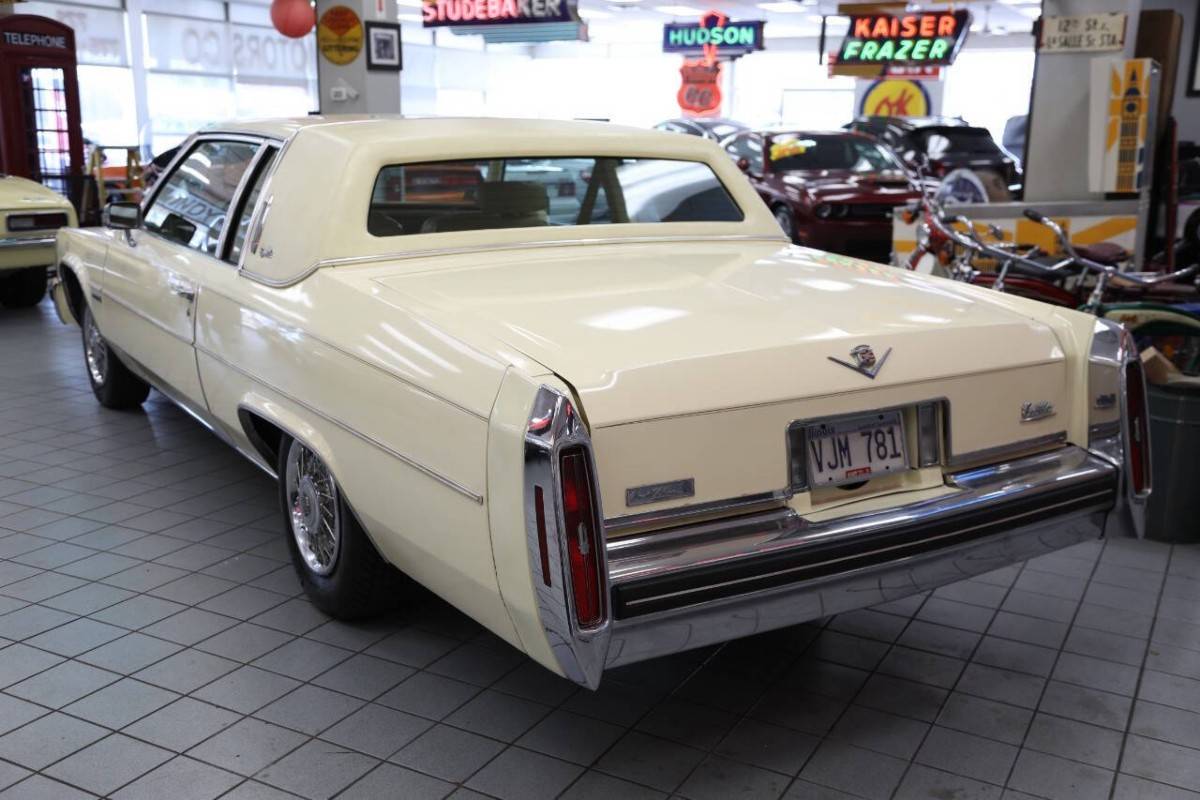 Cadillac-Deville-base-2dr-coupe-1983-12