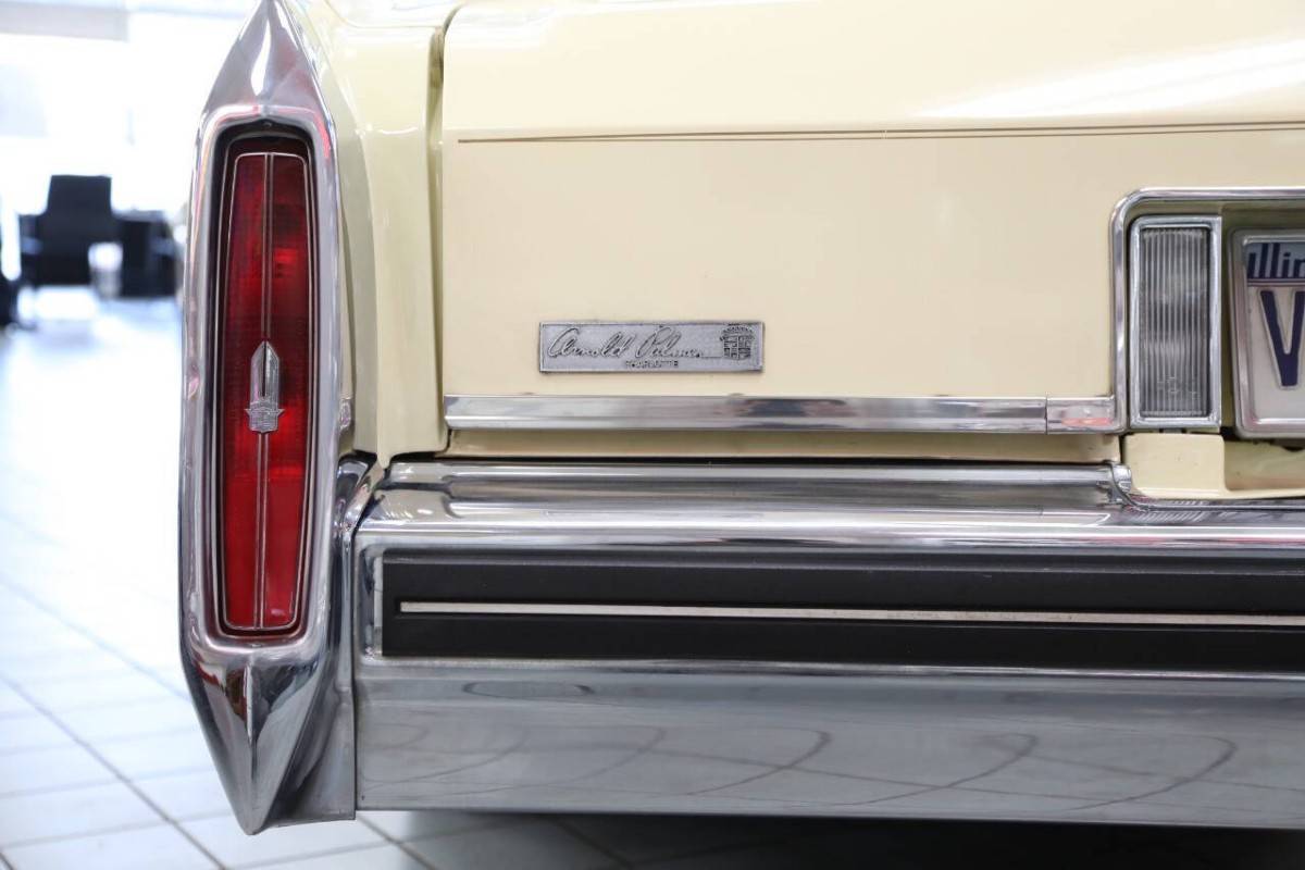 Cadillac-Deville-base-2dr-coupe-1983-14