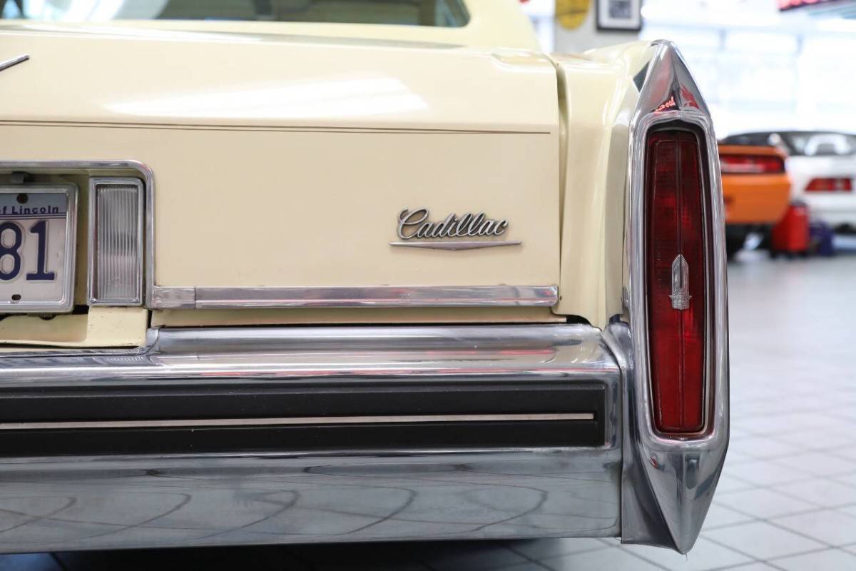 Cadillac-Deville-base-2dr-coupe-1983-15