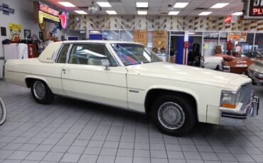 Cadillac-Deville-base-2dr-coupe-1983-16