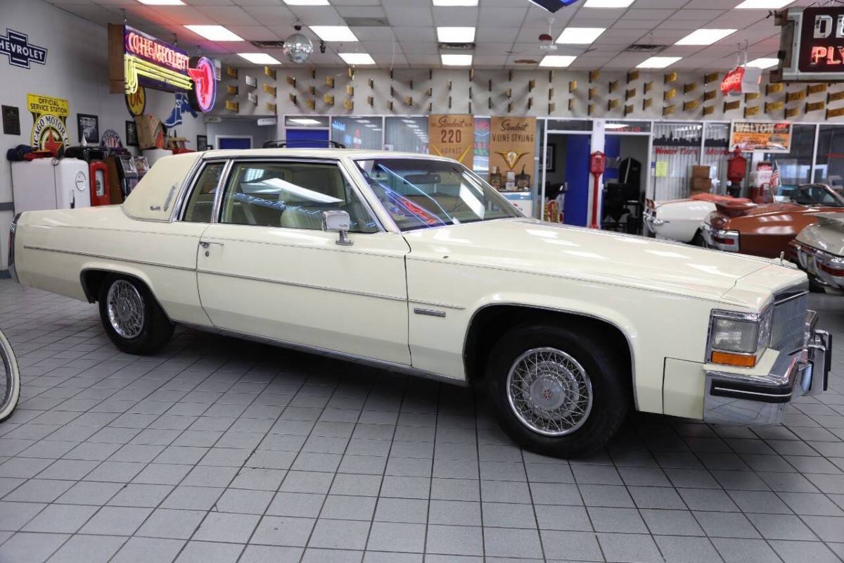 Cadillac-Deville-base-2dr-coupe-1983-16