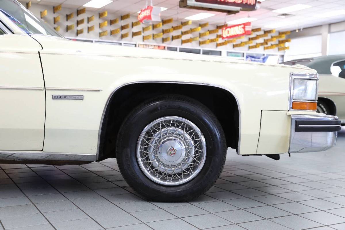 Cadillac-Deville-base-2dr-coupe-1983-18