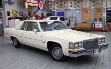 Cadillac-Deville-base-2dr-coupe-1983-19