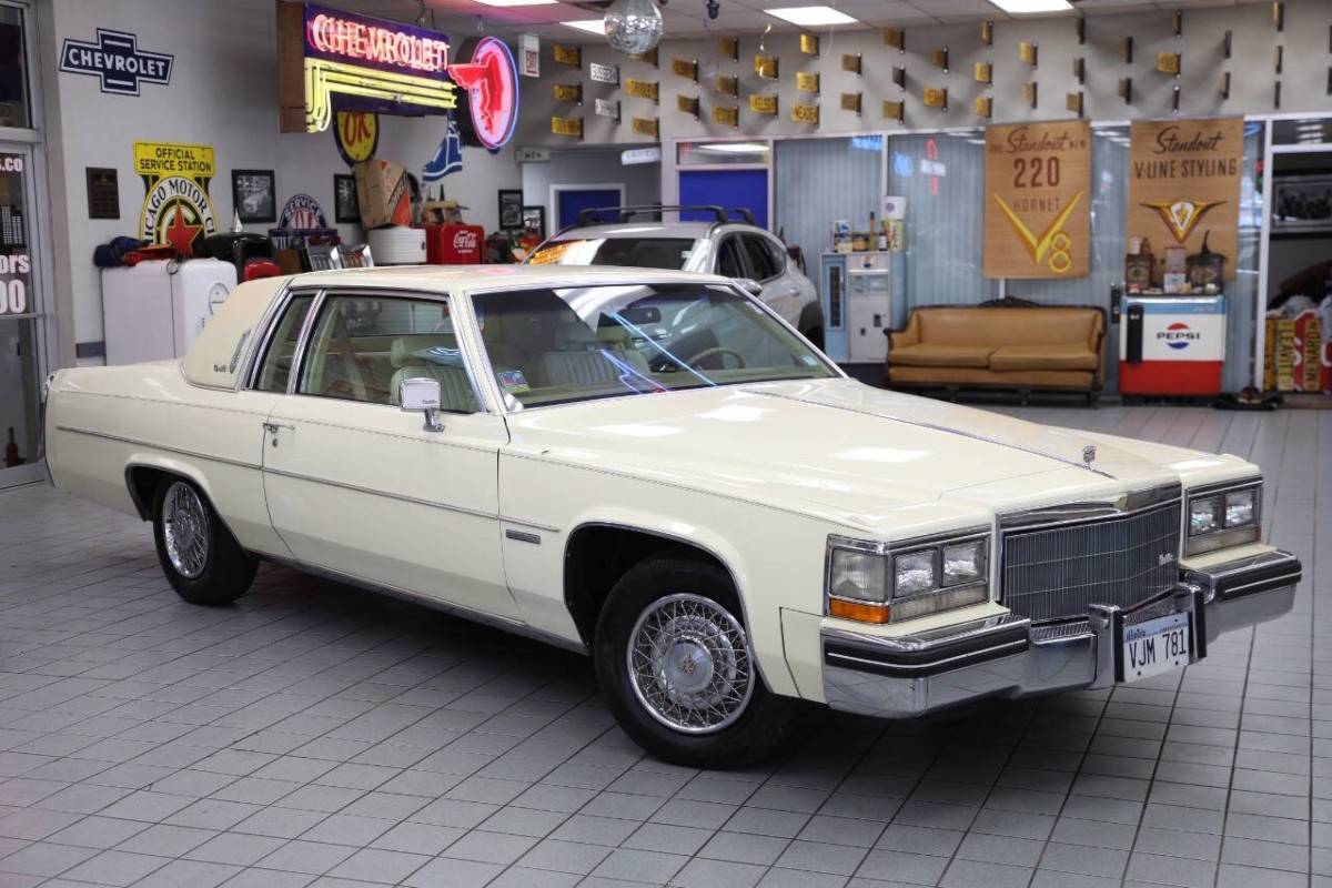 Cadillac-Deville-base-2dr-coupe-1983-19