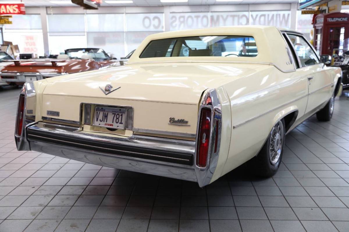 Cadillac-Deville-base-2dr-coupe-1983-2