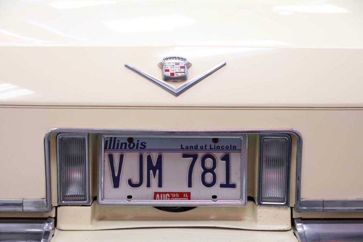 Cadillac-Deville-base-2dr-coupe-1983-20