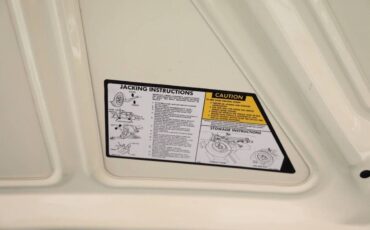 Cadillac-Deville-base-2dr-coupe-1983-21