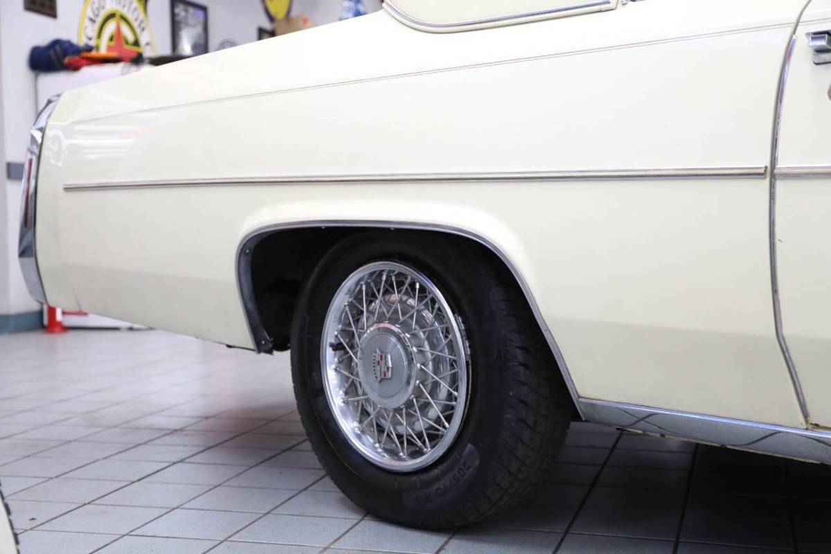 Cadillac-Deville-base-2dr-coupe-1983-22
