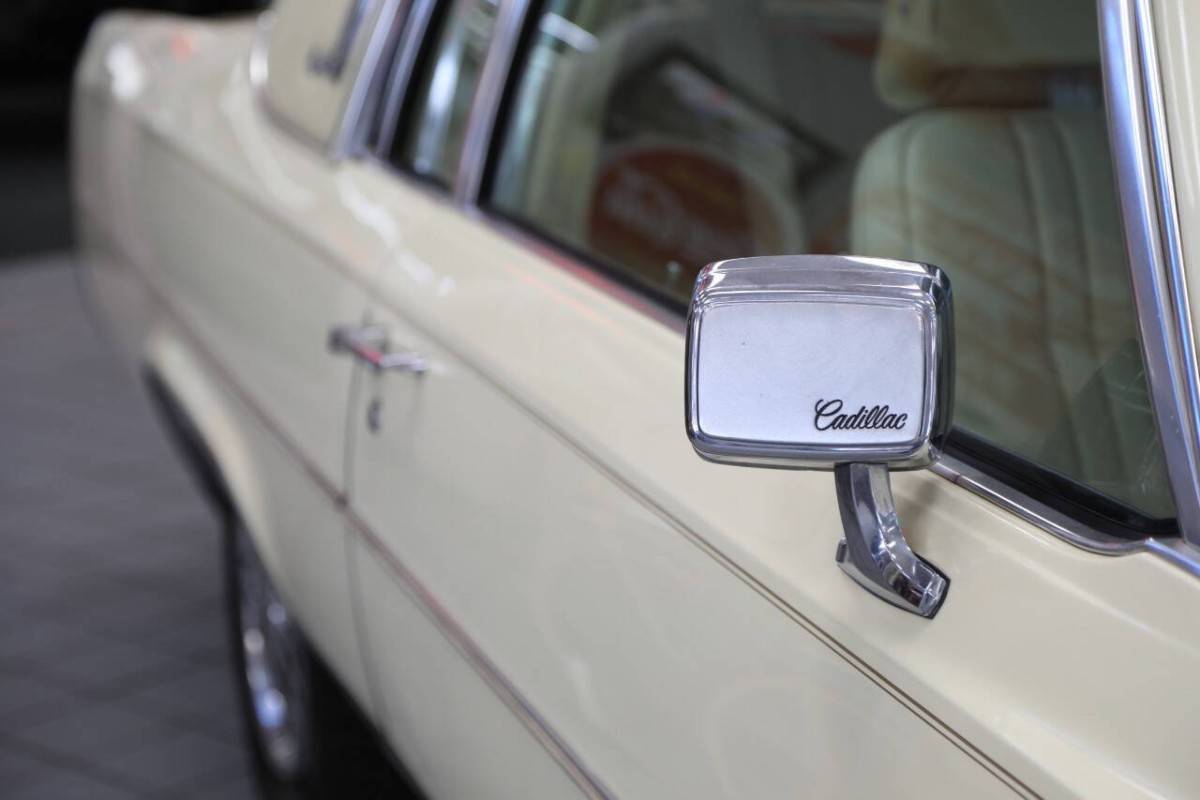 Cadillac-Deville-base-2dr-coupe-1983-23