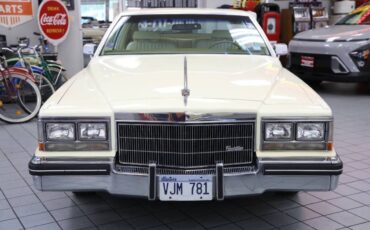 Cadillac-Deville-base-2dr-coupe-1983