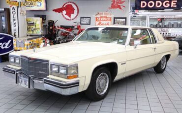 Cadillac-Deville-base-2dr-coupe-1983-5