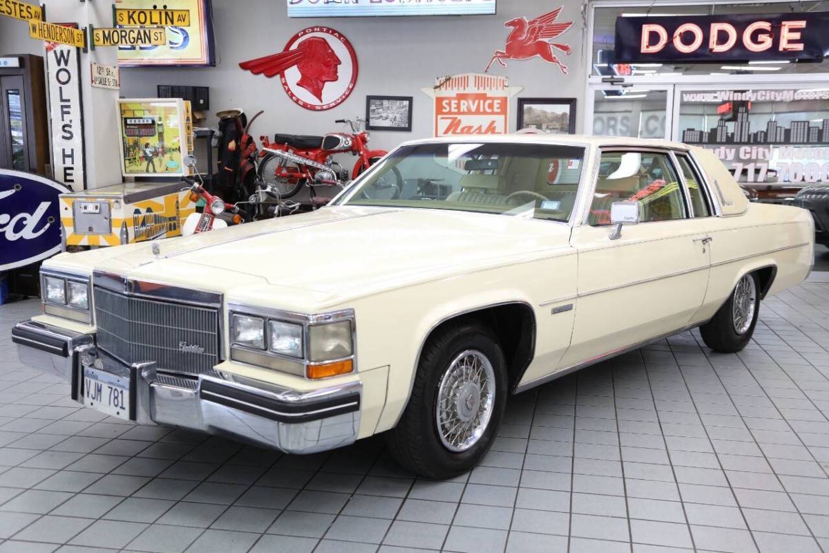 Cadillac-Deville-base-2dr-coupe-1983-5