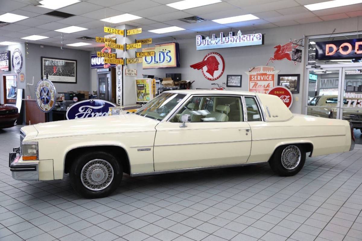 Cadillac-Deville-base-2dr-coupe-1983-6