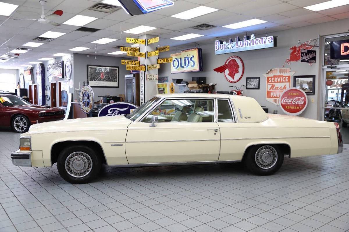 Cadillac-Deville-base-2dr-coupe-1983-7