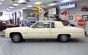 Cadillac-Deville-base-2dr-coupe-1983-8