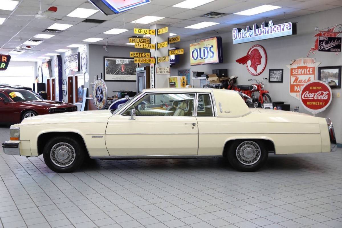 Cadillac-Deville-base-2dr-coupe-1983-8