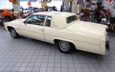 Cadillac-Deville-base-2dr-coupe-1983-9