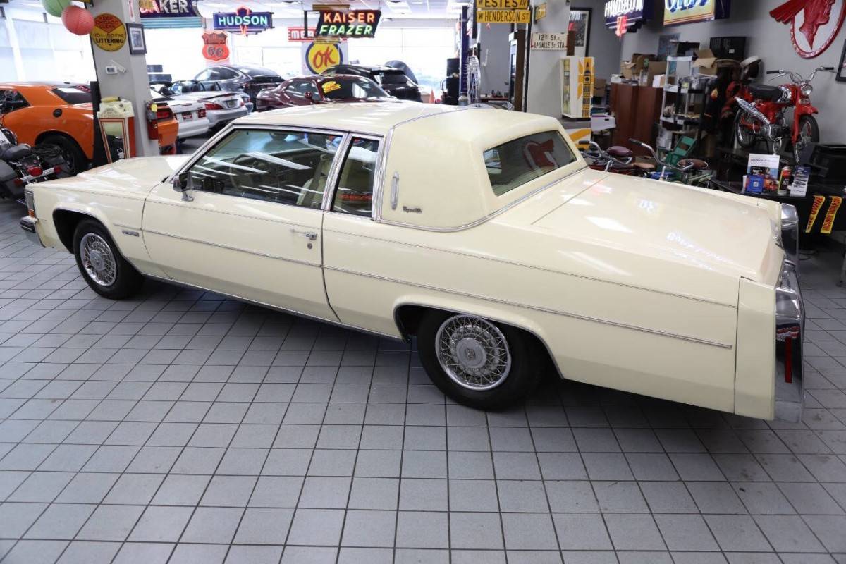 Cadillac-Deville-base-2dr-coupe-1983-9