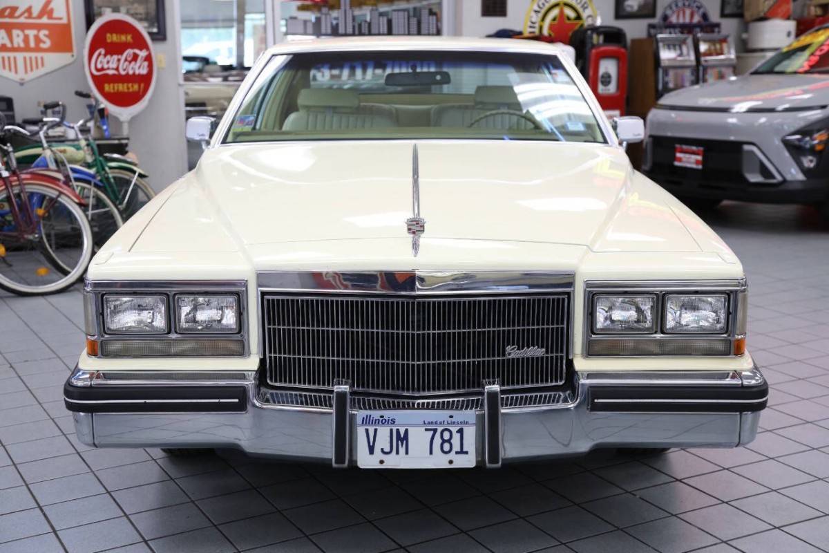 Cadillac-Deville-base-2dr-coupe-1983