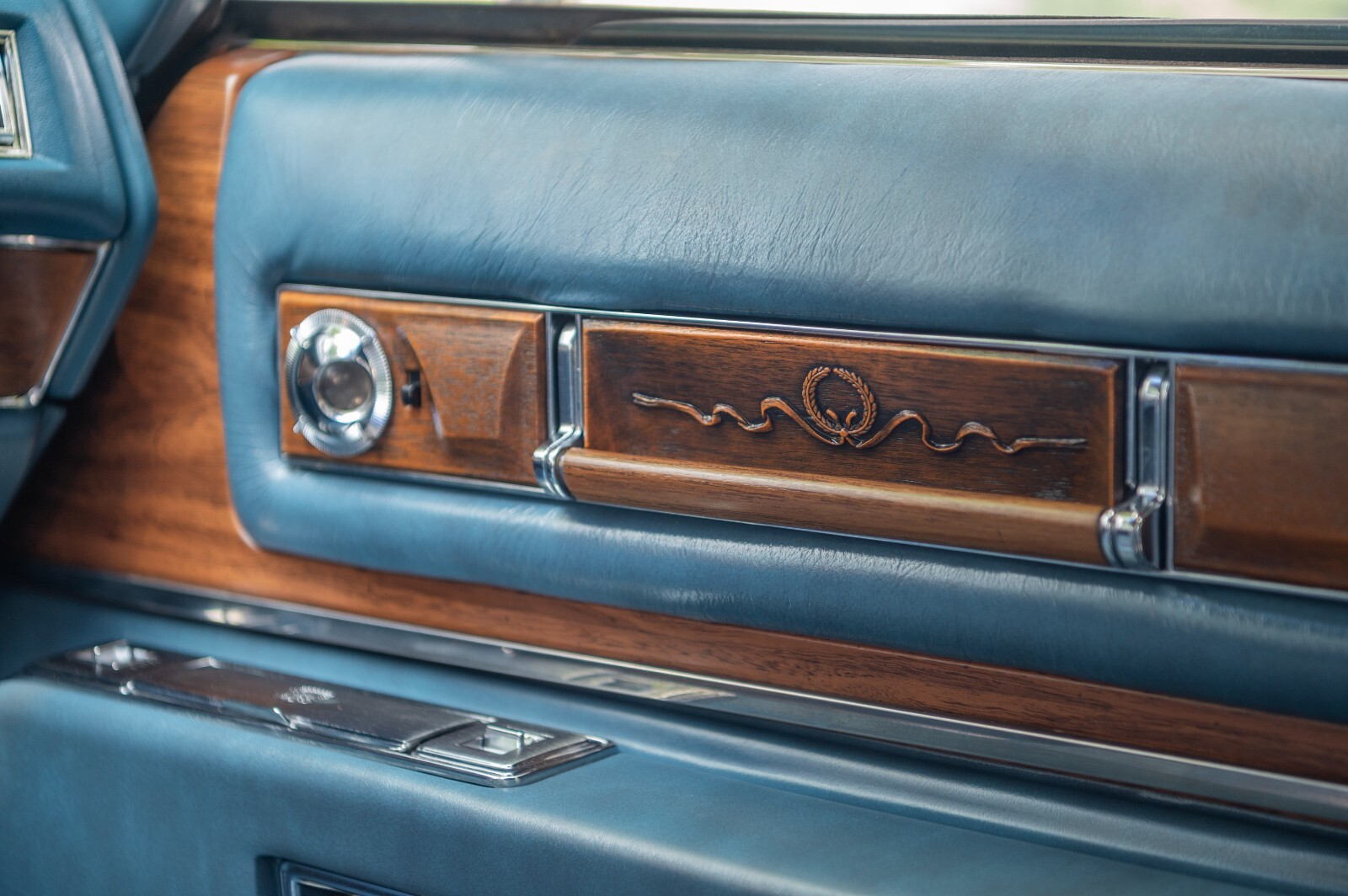 Cadillac-Fleetwood-1975-Sedan-11