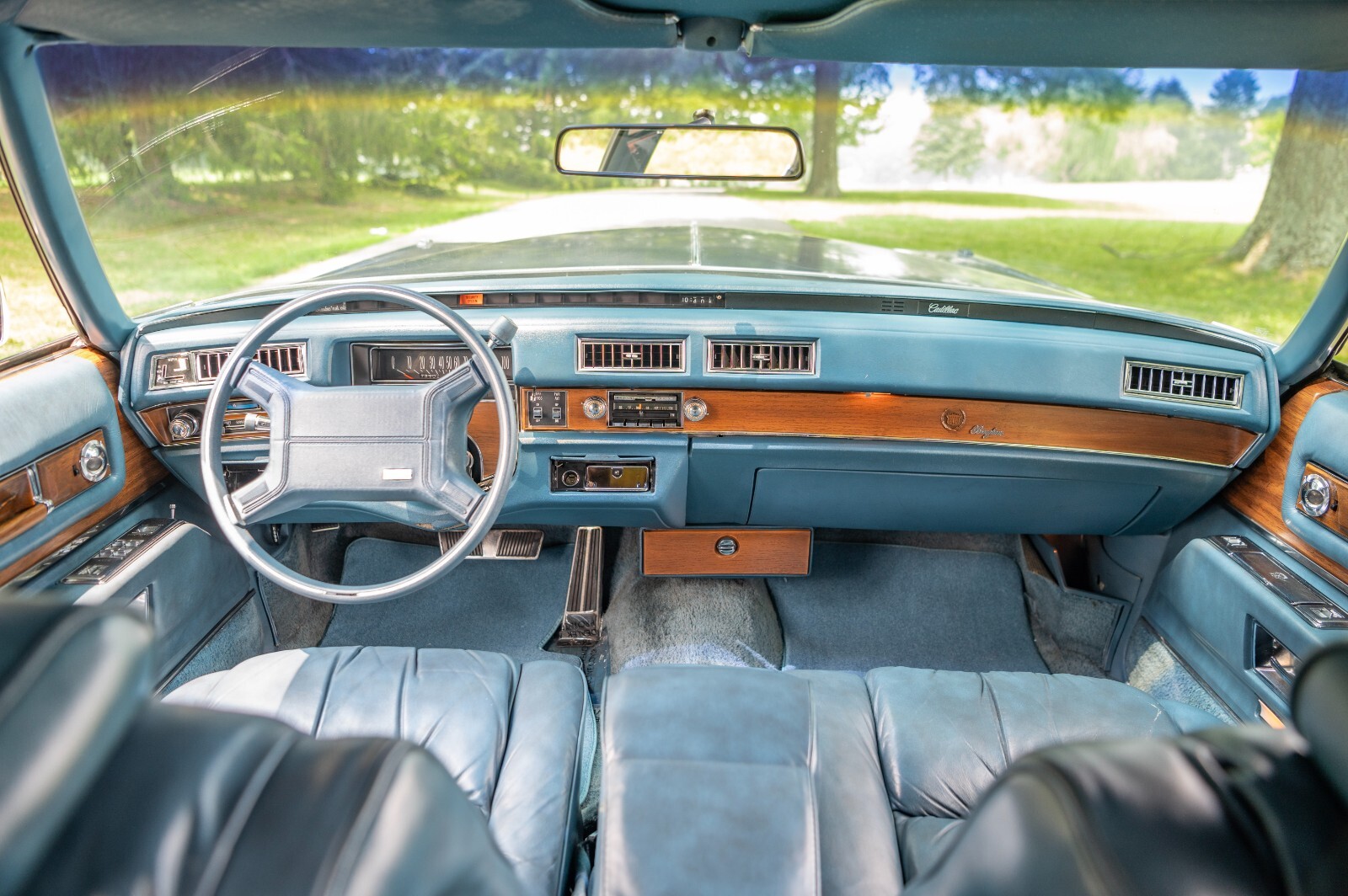 Cadillac-Fleetwood-1975-Sedan-14