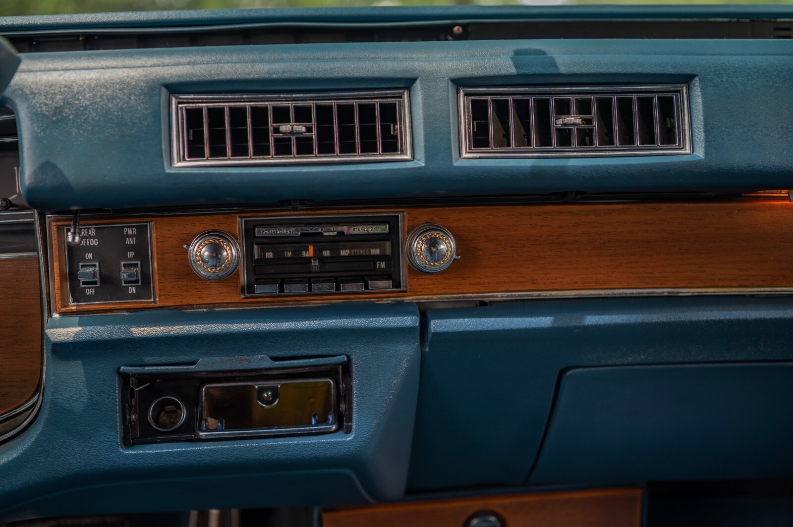 Cadillac-Fleetwood-1975-Sedan-16