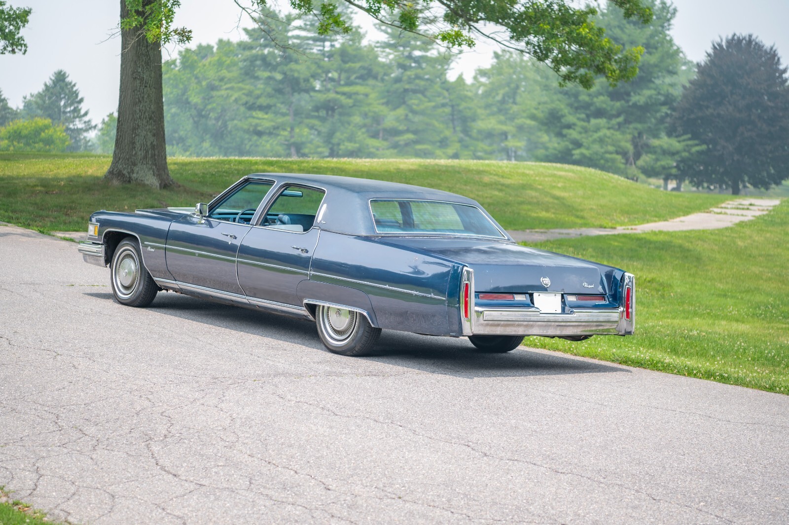 Cadillac-Fleetwood-1975-Sedan-2