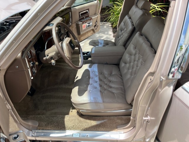 Cadillac-Fleetwood-1991-Sedan-10