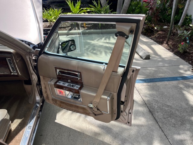 Cadillac-Fleetwood-1991-Sedan-11