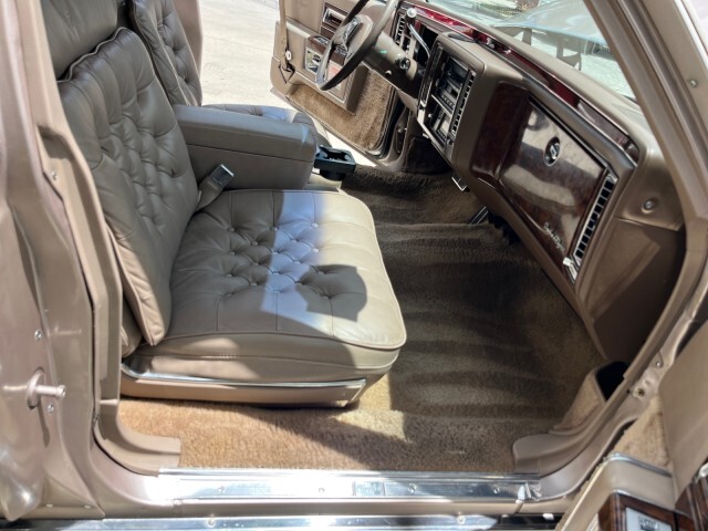 Cadillac-Fleetwood-1991-Sedan-12