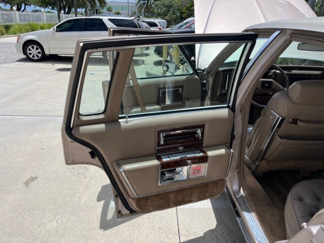 Cadillac-Fleetwood-1991-Sedan-13
