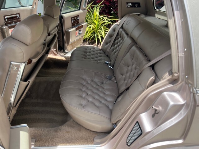 Cadillac-Fleetwood-1991-Sedan-14