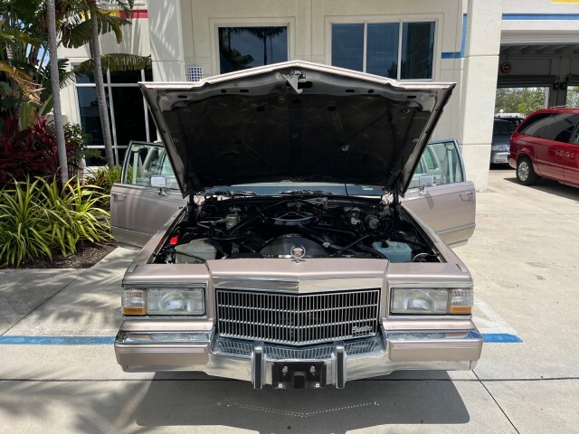 Cadillac-Fleetwood-1991-Sedan-16