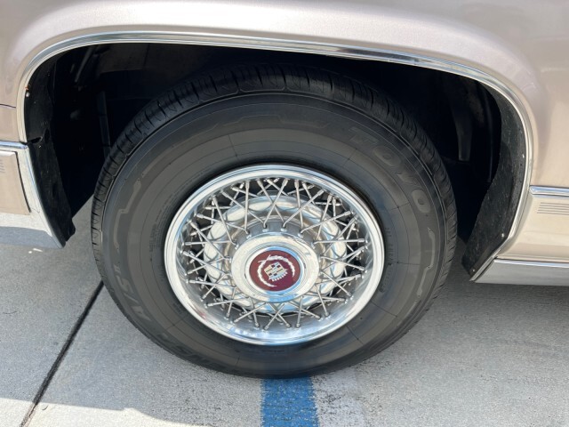 Cadillac-Fleetwood-1991-Sedan-19